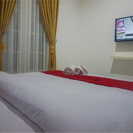 فندق Reddoorz Near Araya Family Club House مالانغ المظهر الخارجي الصورة
