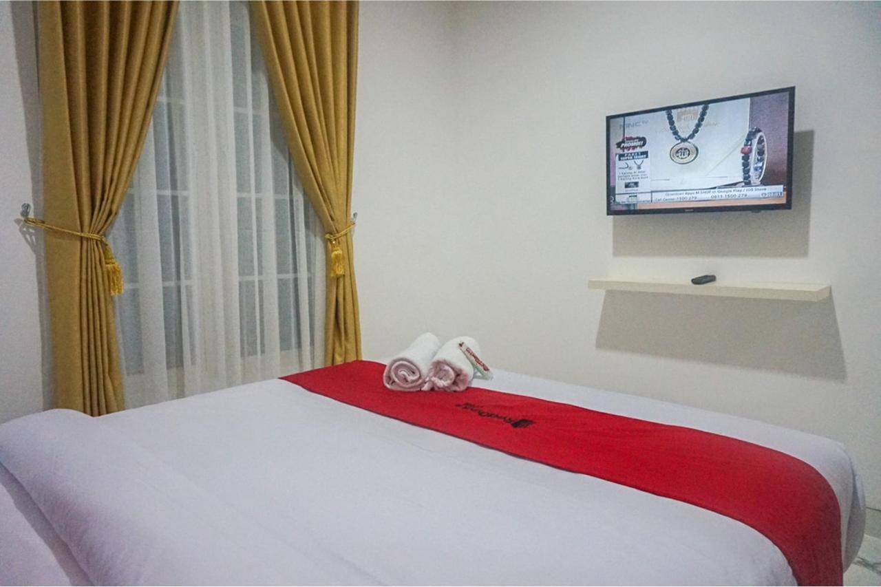 فندق Reddoorz Near Araya Family Club House مالانغ المظهر الخارجي الصورة