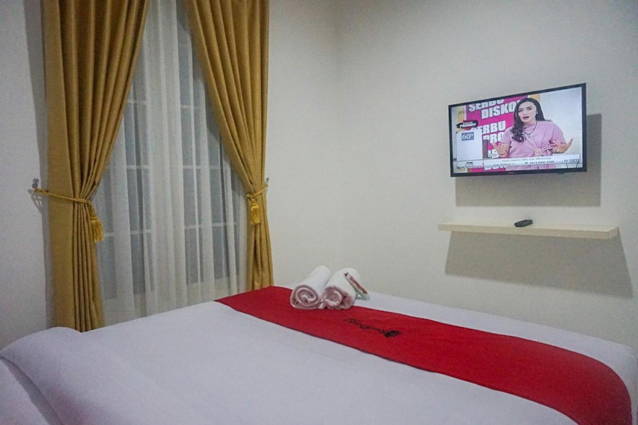 فندق Reddoorz Near Araya Family Club House مالانغ المظهر الخارجي الصورة
