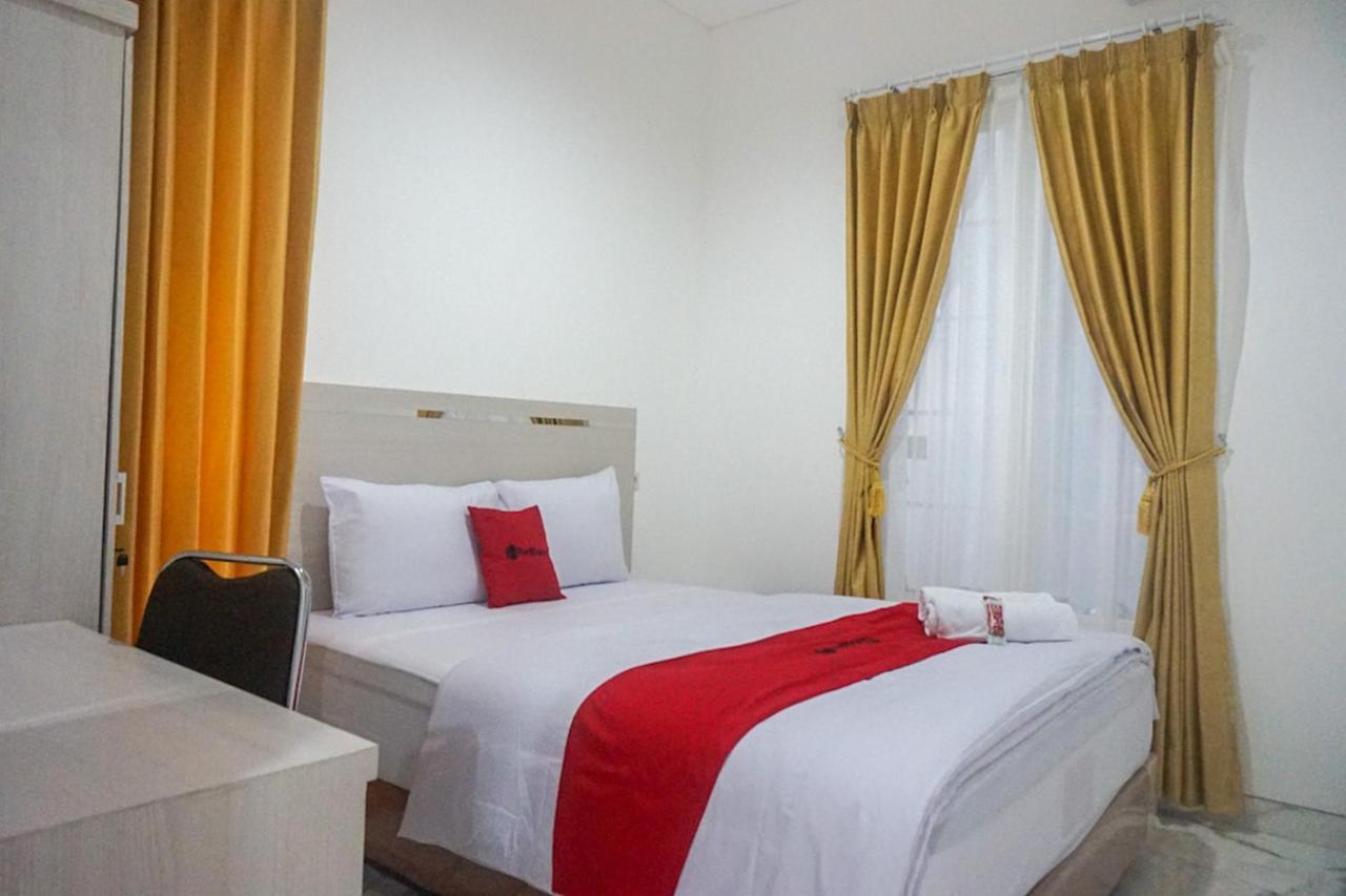 فندق Reddoorz Near Araya Family Club House مالانغ المظهر الخارجي الصورة